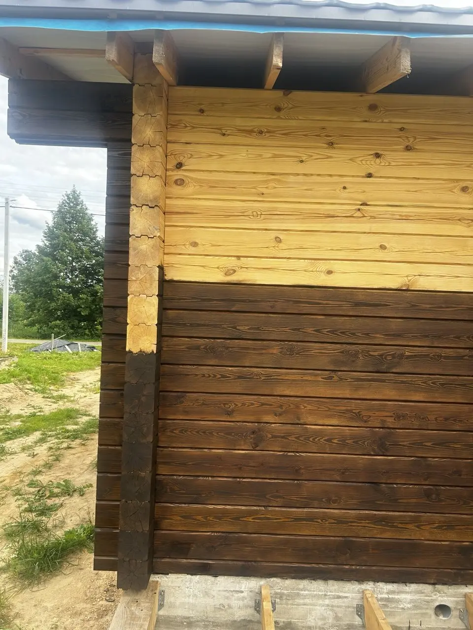 Граница пробного окрашивания деревянного фасада